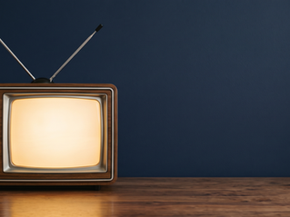 Vintage-Fernseher mit leuchtendem Bildschirm vor dunkelblauem Hintergrund, Symbolbild für den ARD-Beitrag über Familienstiftungen und Erbschaftssteuer