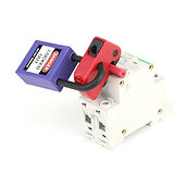 devre kesiciye takılmış mor renkli bir emniyet asma kilit