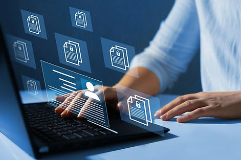 bilgisayarla uğraşan bir insan