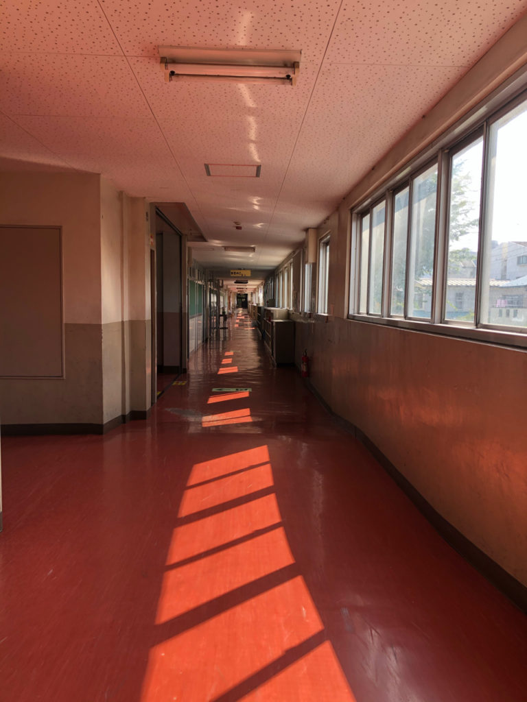 階段の方向を示して設置してある誘導標識