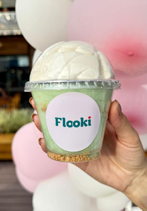 Algodão doce no copo bolha com marshmallow