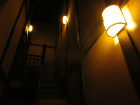 我が店の夜の通り庭です。