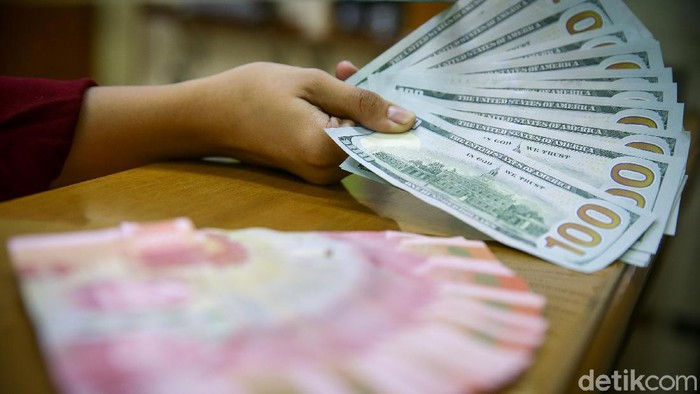 Dolar AS Keok Lawan Rupiah, 'Dibanting' Tipis ke Rp 14.482