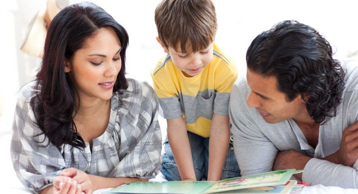 Membacakan Buku Cetak Lebih Bermanfaat Bagi Anak Dibanding Ebook