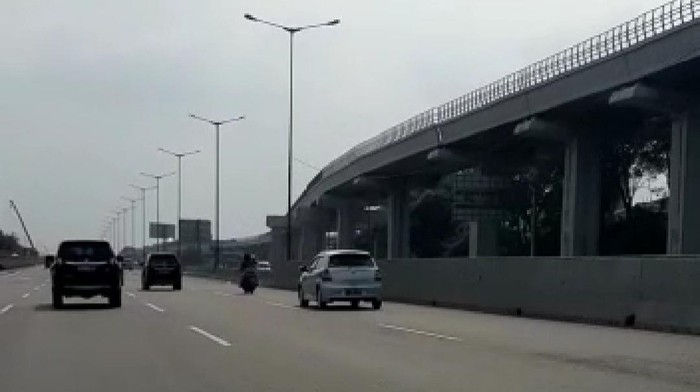 Masuk Tol Bekasi Timur dan Terjatuh, Pemotor Ngaku Panik Dikejar-kejar Mobil