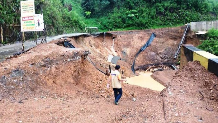 Tanah Longsor Putuskan Jalan Nasional di Takengon Aceh Tengah