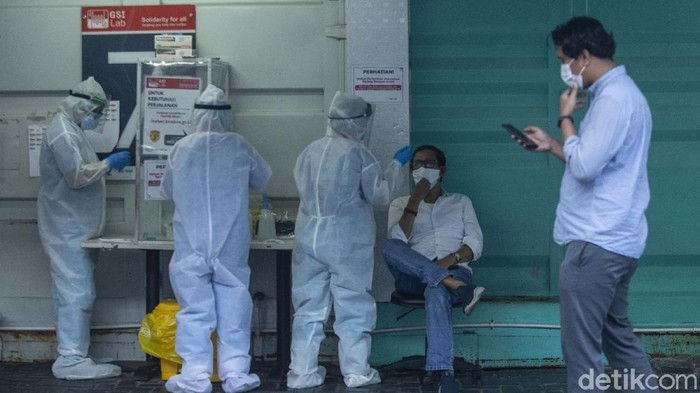 Media Asing Soroti Positivity Rate COVID-19 RI Turun di Bawah 5 Persen