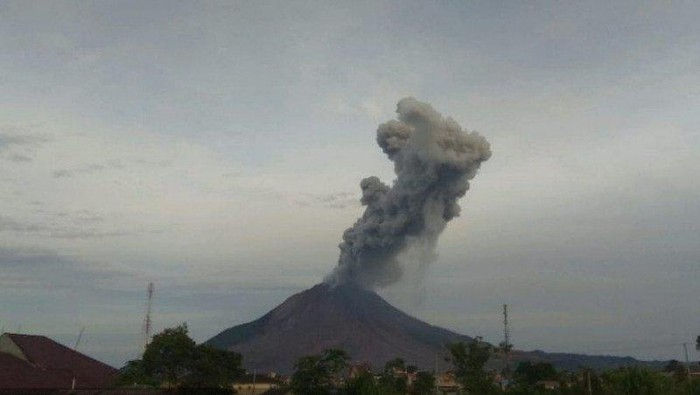 Gunung Sinabung Erupsi, Abu Vulkanik Tersebar hingga Langkat