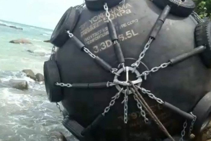 Bola Hitam Besar Bertulisan 'Yokohama 50KPa' di Bintan, TNI: Diduga Dapra