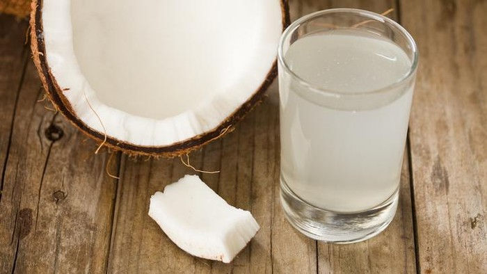 Benarkah Air Kelapa Bisa Redakan Efek Samping Vaksin? Ini Kata Dokter