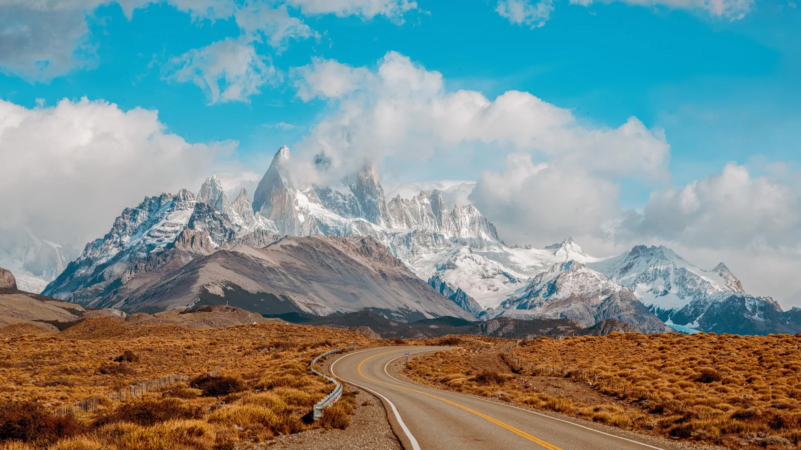 เทือกเขาบริเวณ El Chaltén และถนนใน Patagonia