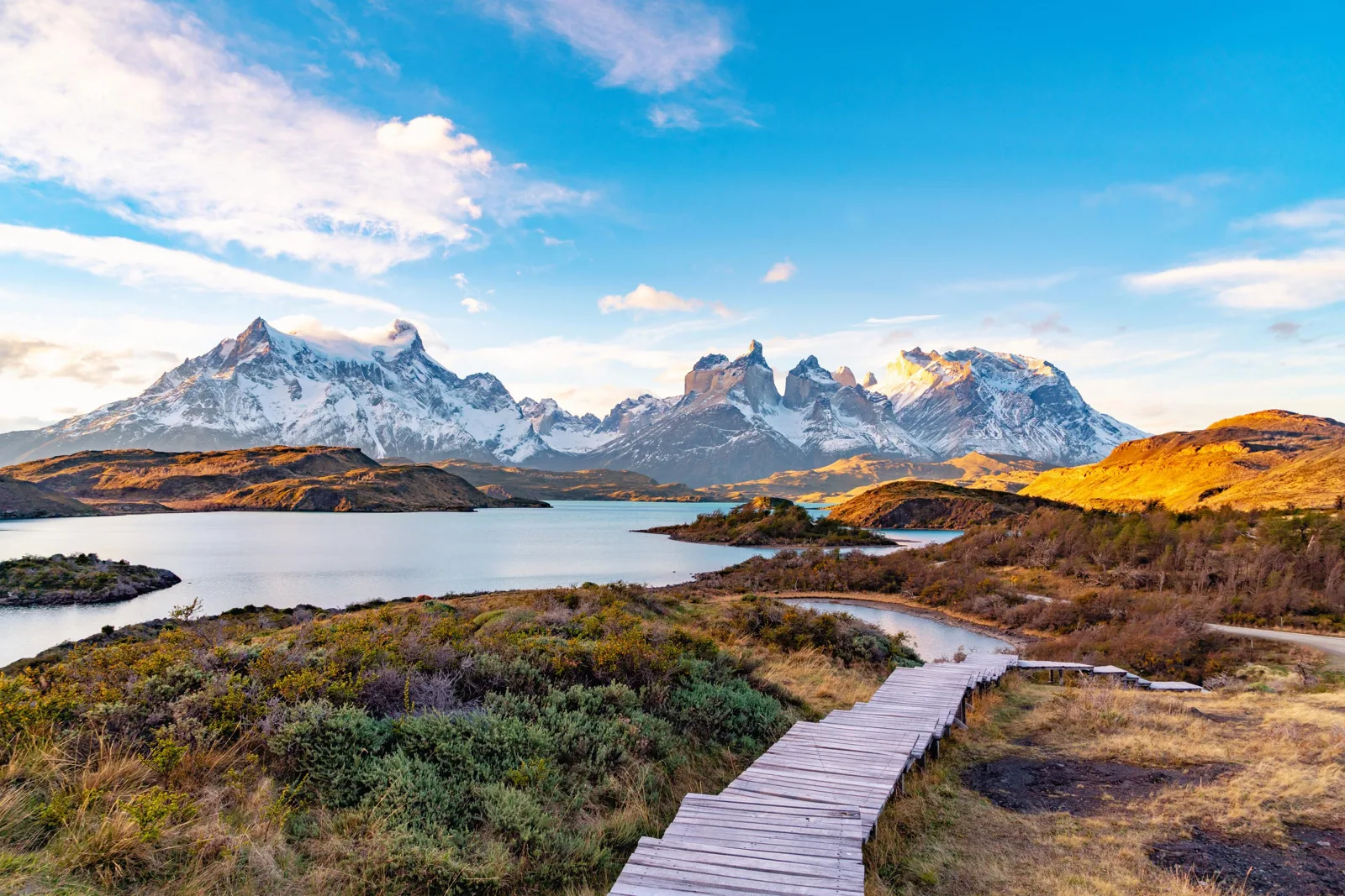 ทิวทัศน์ภูเขา ทะเลสาบ และทางเดินในอุทยาน Torres del Paine