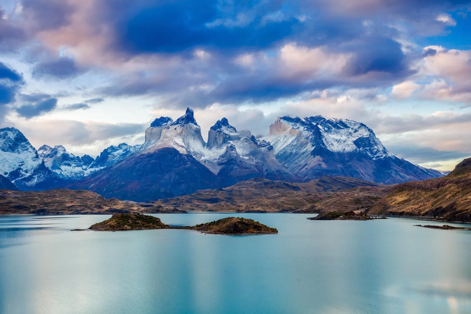 ทะเลสาบและเทือกเขาใน Torres del Paine