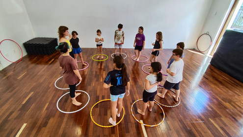 Crianças em roda para o início da aula