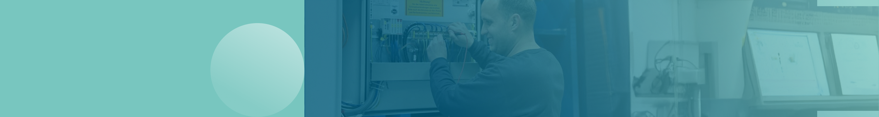 Eine Person misst Strom an einem Schaltkasten einer Maschine