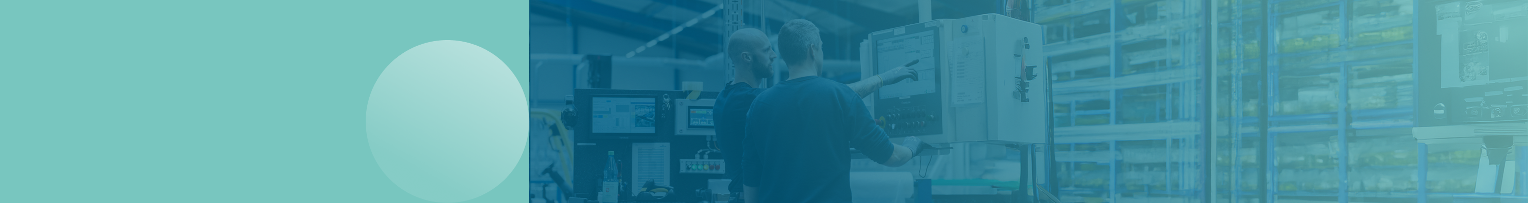 Zwei Mitarbeiter am Bildschirm einer CNC Fräse