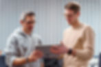 Zwei Männer analysieren Tablet-Daten, tragen Brillen, im Büro, Microsoft Surface, Profilan.