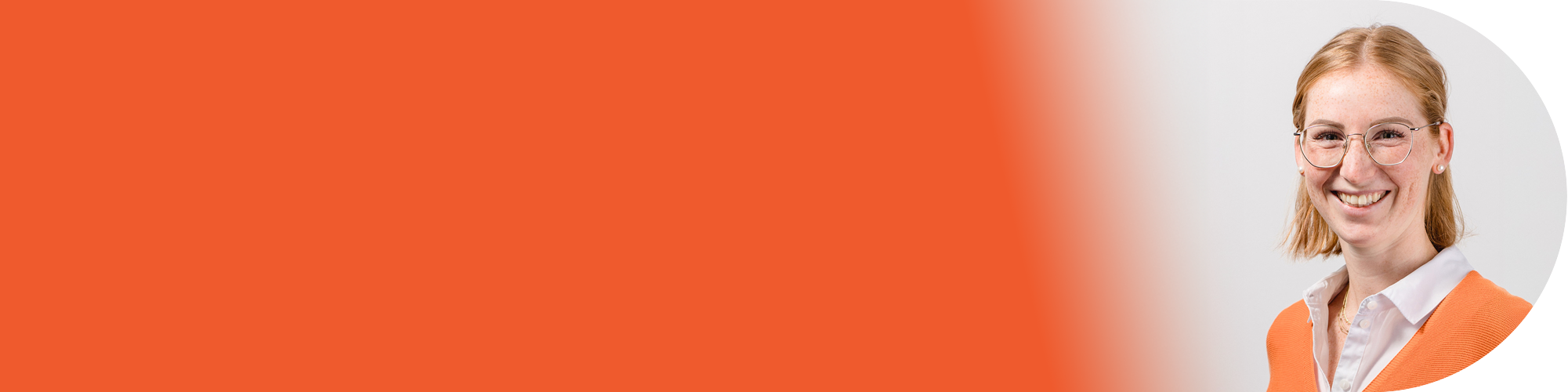 Lächelnde Frau in orangem Blazer