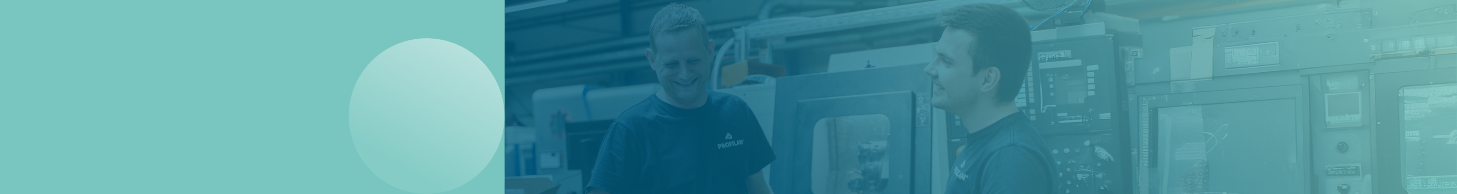 Verschwommene Ansicht von zwei Personen in einer Fabrikumgebung mit Profilan.