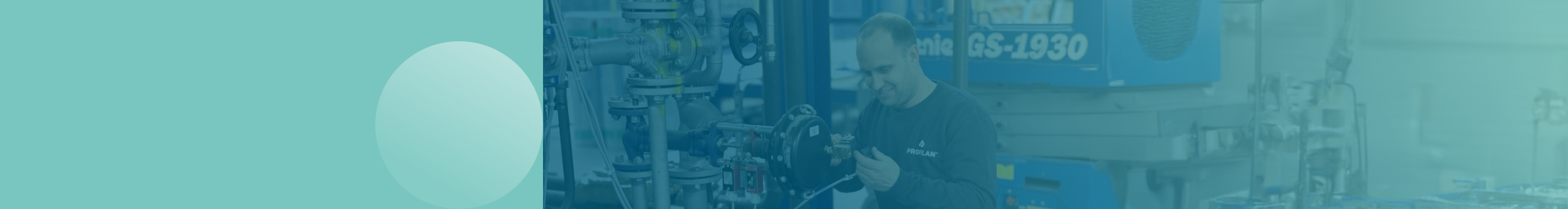 Mechatroniker rapariert Maschine