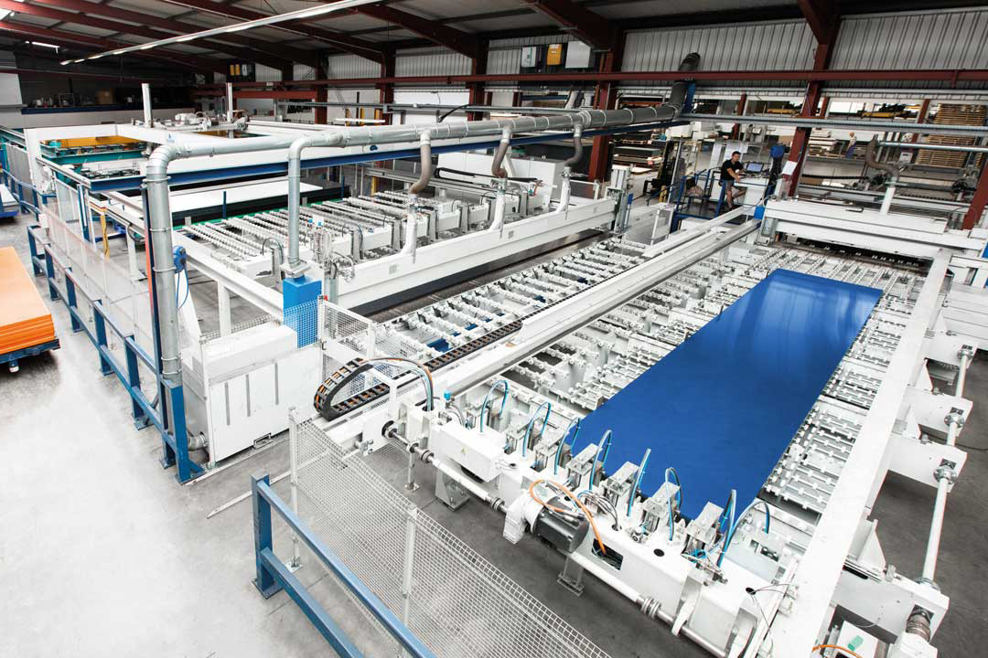 Automatische CNC-Säge mit großer blauer Kunststoffplatte
