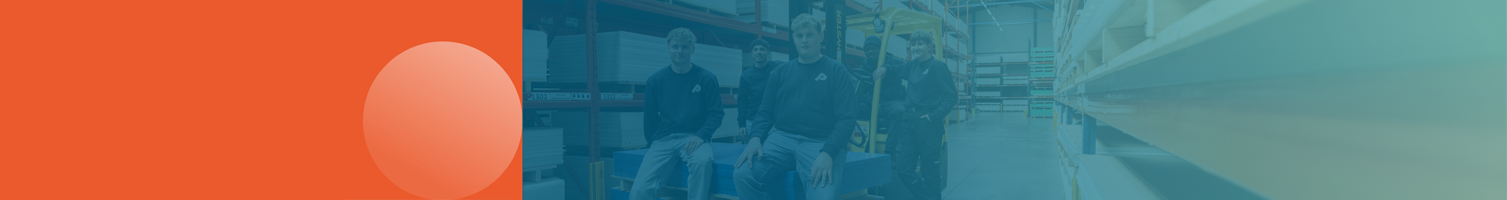 Gruppe von Auzsubildenden mit Gabelstapler lächeln in die Kamera