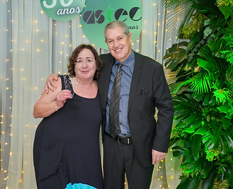 O presidente da Astec, eng. agron. Irineu Foschiera, entregou o troféu para a assist. soc. Maria Cristina Santos da Silva