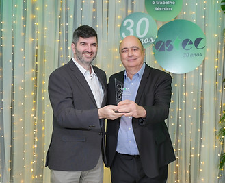 O diretor de Relações Trabalhistas e Sindicais, eng. civil Luís Ferrari Borba, entregou a homenagem ao eng. civil Hélio Maltz