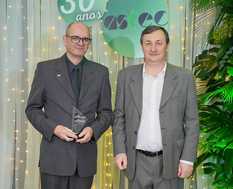 O adm. Eros Miguel Sadowoy Martins recebeu o troféu das mãos do vice-presidente da Astec, adv. Edmilson Todeschini