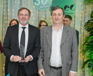 O adm. Paulo Luís Heinen recebeu a homenagem das mãos do vice-presidente da Astec, adv. Edmilson Todeschini