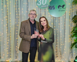 O troféu do quím. Fernando Carlos Willrich foi entregue pela diretora Cultural, bibl. Carmem Lapolli von Hoonholtz