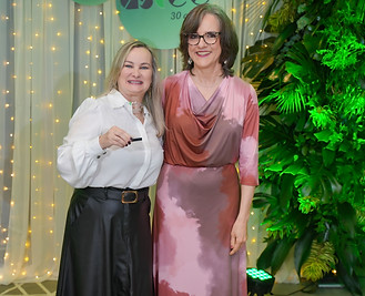 A diretora Administrativa, psic. Elaine Silveira, entregou a homenagem à assist. soc. Evandra Borges Dias da Rosa