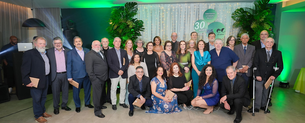 Representantes das diretorias da Astec receberam um mimo, em agradecimento pela dedicação às lutas em prol da valorização dos profissionais de nível superior, em particular, e dos municipários, em geral.