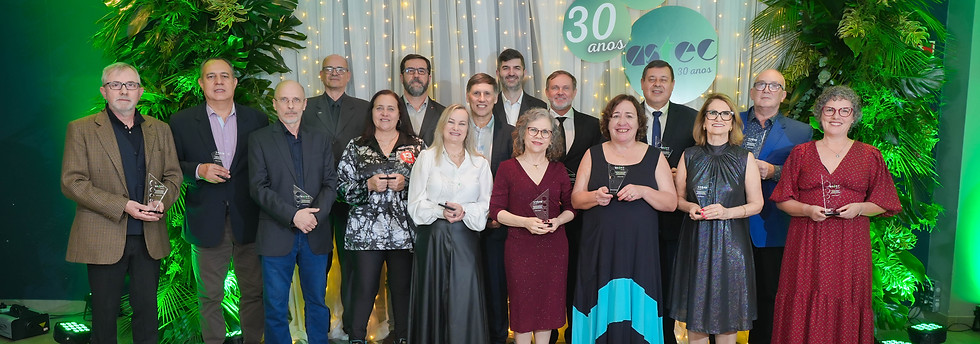 Associados aposentados entre julho de 2023 e junho de 2024 foram agraciados com um troféu em reconhecimento pelos serviços prestados à cidade | Fotos: Diego Menezes/Smile Digital Entretenimentos/Astec