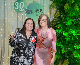 A ter. ocup. Iarema Jenisch Mendonça recebeu a homenagem das mãos da diretora Administrativa, psic. Elaine Silveira