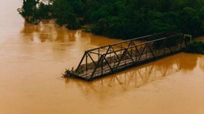 Figura 1 – Ponte de ferro antes e durante a enchente