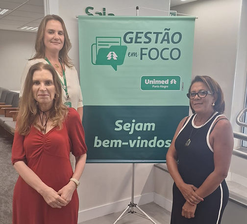 Thais Pires, consultora de Relacionamento Empresarial da Unimed, bibl. Carmem von Hoonholtz, diretora Cultural, e biol. Isabel Cristina Junqueira, diretora Administrativa, ambas da Astec