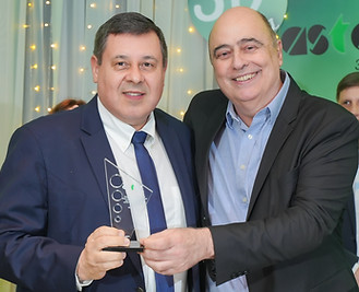 O diretor de Relações Trabalhistas e Sindicais, eng. civil Luís Ferrari Borba, entregou a homenagem ao eng. civil Paulo Robinson da Silva Samuel