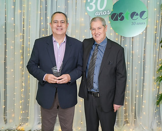 Adm. Almir Loreto Fialho recebe a homenagem das mãos do presidente da Astec, gestão 2023-2024, eng. agron. Irineu Foschiera