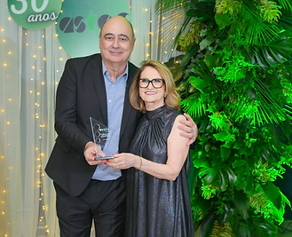 A farm. Marlene Casagranda recebeu o troféu das mãos do diretor de Relações Trabalhistas e Sindicais, eng. civil Luís Ferrari Borba