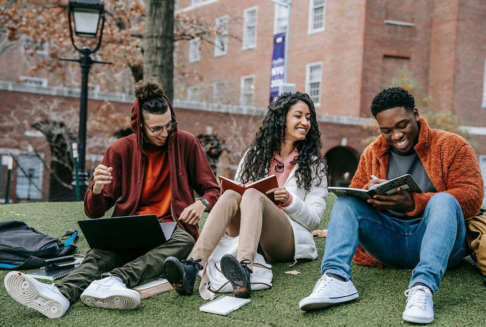 Jovens em Universidade no Exterior - intercâmbio