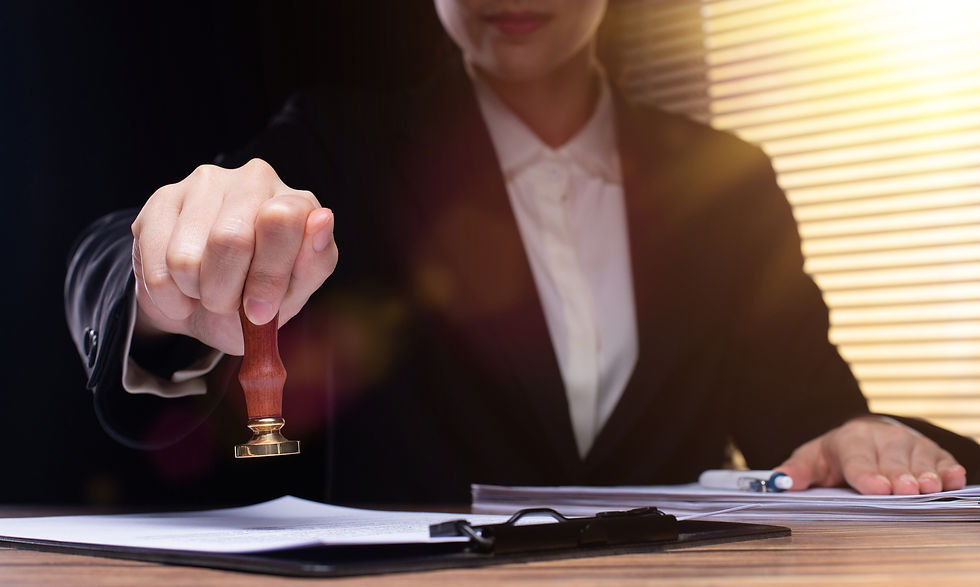 Mulher carimbando documento exemplificando o que seria uma Tradução Juramentada