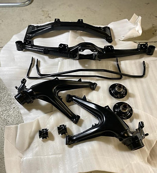 Motorradteile, die schwarz pulverbeschichtet wurden