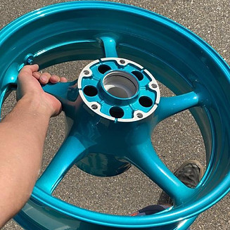 Autofelgen in blau pulverbeschichtet / sandgestrahlt