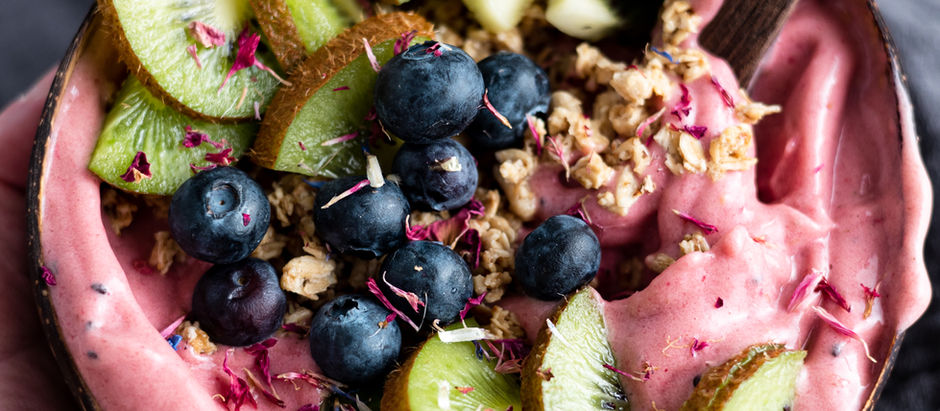 Raspberry Kiwi Smoothie Bowl