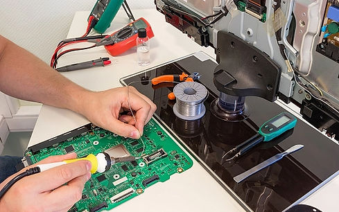Televizyon anakartı mikro lehimleme ve profesyonel elektronik onarımı.