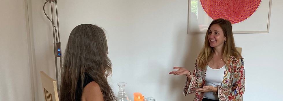 Bettina Eckert in Beratungssituation – sinnorientierte Logotherapie und ganzheitliche Begleitung in Dübendorf bei Zürich