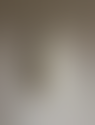 T-shirt blanc suspendu de John Pawson pour Slowform, vêtement minimal et création contemporaine