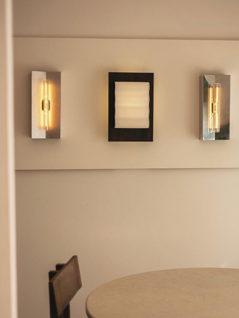 Applique Arrow avec cadre bois par Violaine d’Harcourt, composition murale de lumière architecturale contemporaine.