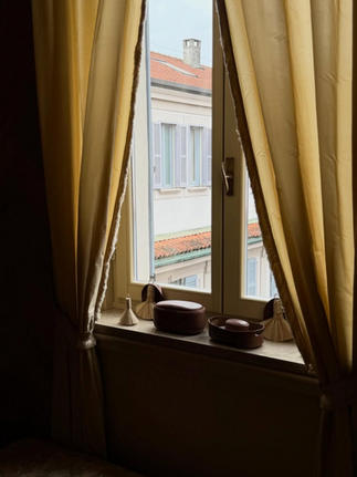 Fenêtre et objets décoratifs par Colin King